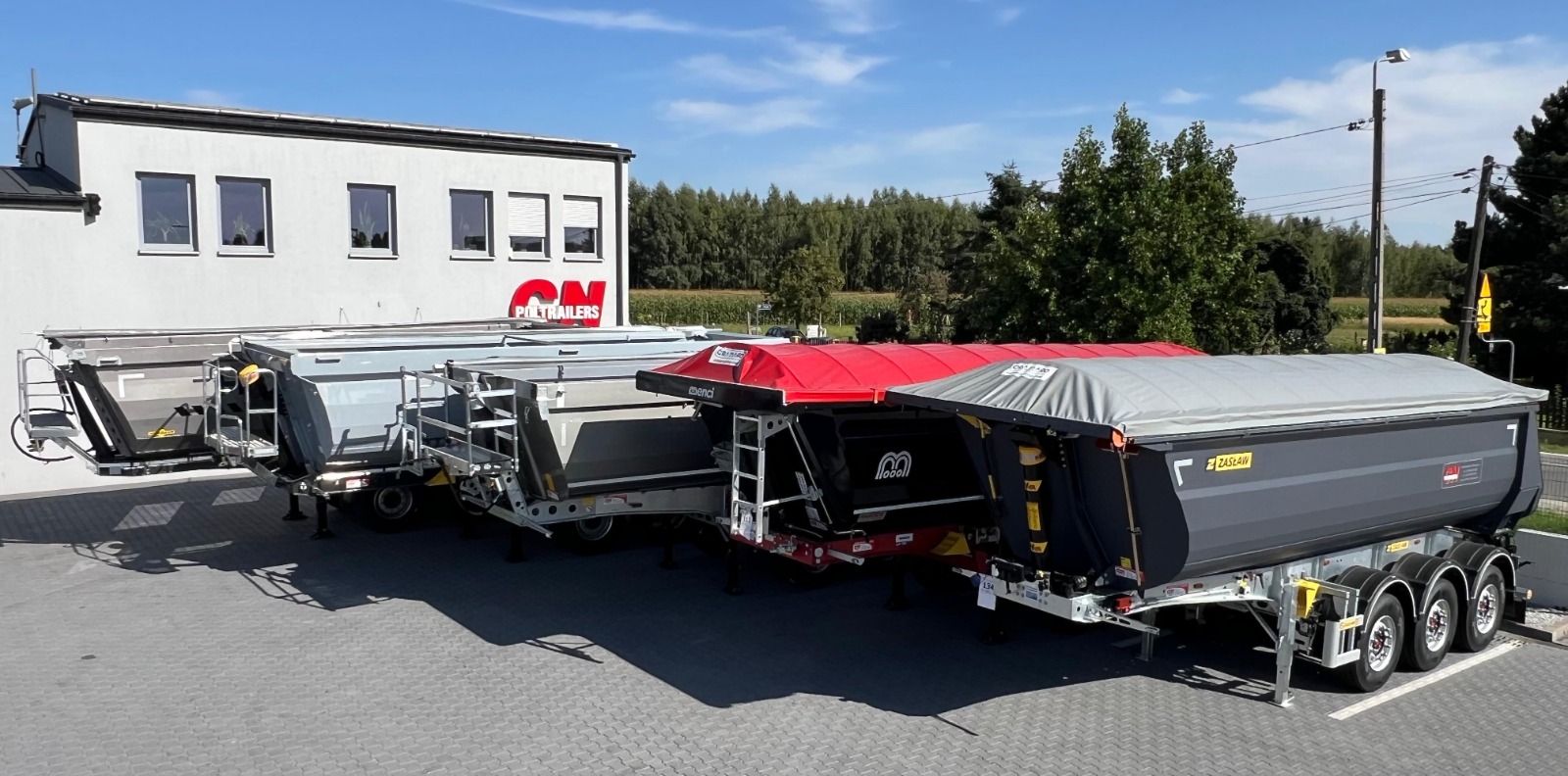 Naczepy wystawione przed siedzibą CENTRUM NACZEP POLTRAILERS